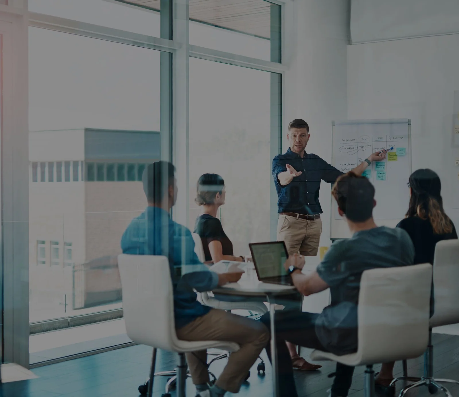 Estrategia de negocios: equipo en sesión de planning