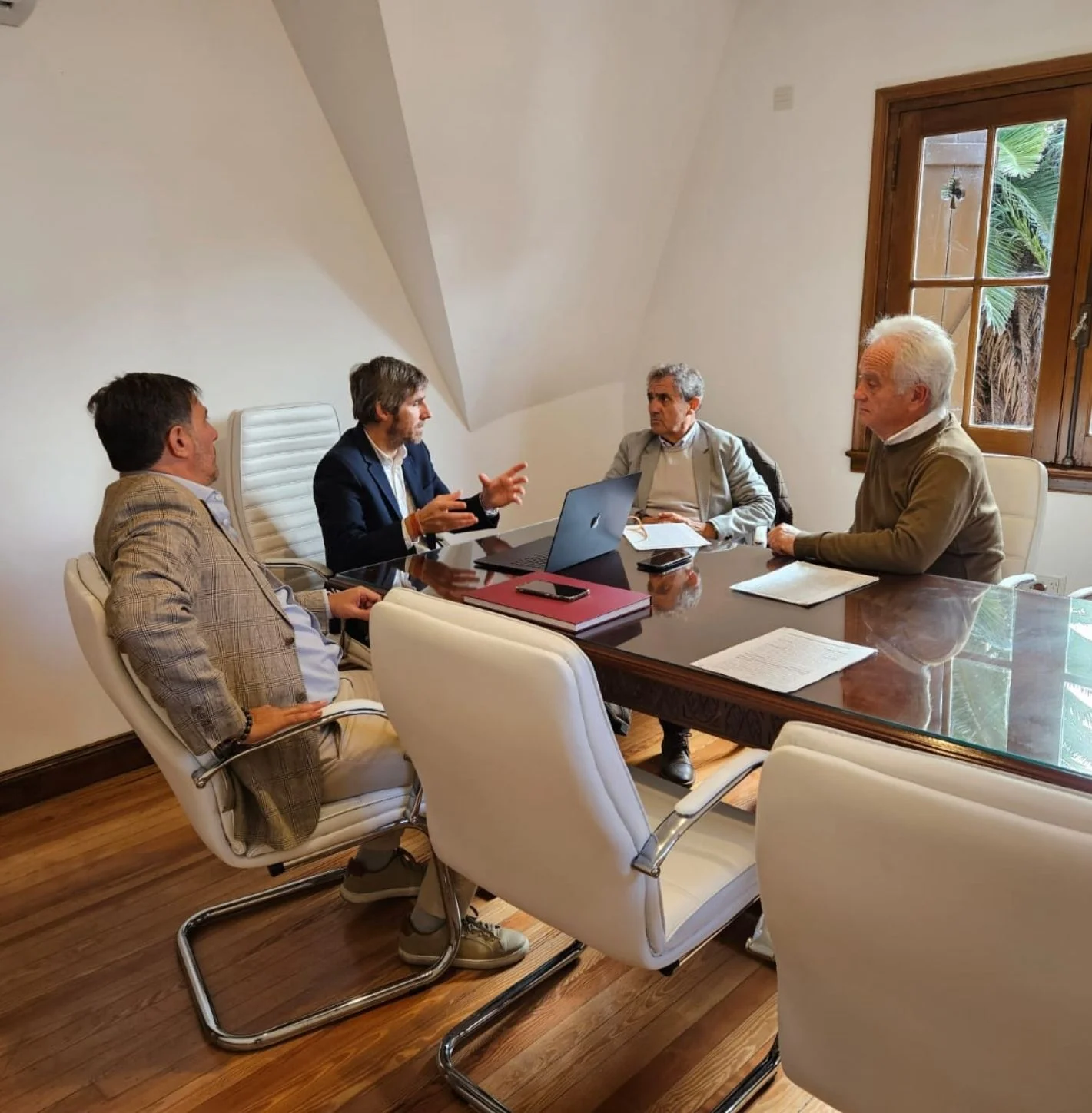Equipo de Vextrion en reunión estratégica con clientes